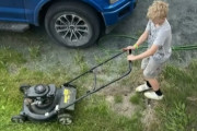 【海外】「10歳の少年、夏中芝刈りで父の復興をサポート！火災から立ち上がる感動のストーリー」