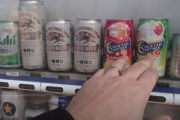【海外の反応】「日本の子供は買わないのか？」日本のアルコール自販機。