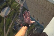 海外「高層建築物の屋上でパルクールをやって電線にぶつかる人」