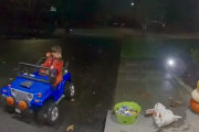 ハロウィンの夜に愛車を乗りこなしスマートにお菓子をゲットする男の子に思わず笑ってしまう