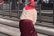 海外「【閲覧注意】スウェーデンで互いに糞を投げ合うジプシー女達」