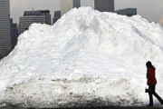 【海外】雪はなぜこんなに溶けにくいのか？冬の終わりに残る巨大な雪山の真実に迫る！