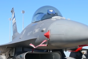アメリカ空軍で一番怖い仕事？ジェットエンジンの吸気口での作業。海外の反応