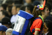 【海外の反応】日本の球場のビールの売り子がF1みたいな件「可愛い女の子に可愛い男の子」