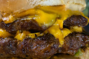 海外「ここ数年で見たハンバーガーの中で一番美味しそう」マクドナルド越え！？ 外国人手作りのダブルチーズバーガーが話題に