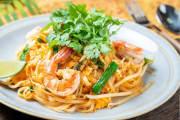 日本の歌手「Ado」が突然タイ料理パッタイのMVを投稿してタイ人が困惑！【タイ人の反応】