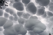 不気味デラックス。乳房雲が上空を覆う世紀末的光景