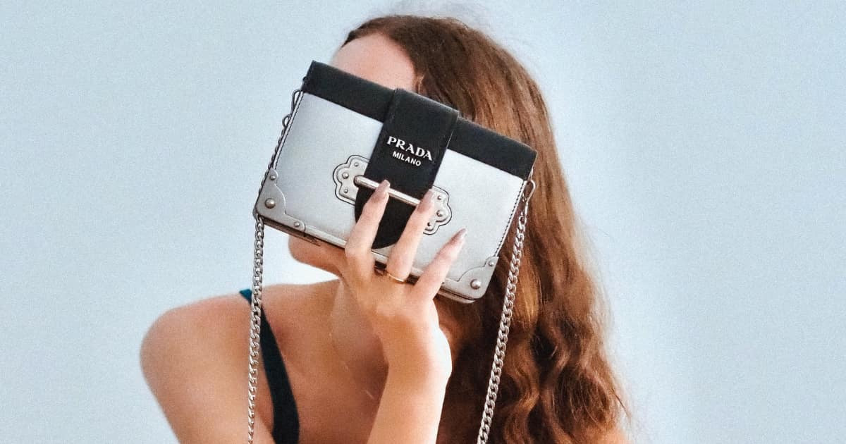 日本のオタクが20万円のPRADAのバッグを買った結果→とんでもない使い方をしてしまうｗｗｗ【台湾人の反応】 | 海外の反応アンテナ