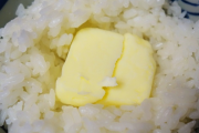 外国人「白いご飯にはバターを乗せるよな？」→「日本人が激怒するぞ」