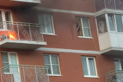 アパートの一室のバルコニーから炎が！まわりの階の住人たちが気づいて水をぶっかけ無事鎮火！