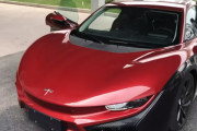 ユーチューバーのマクネイル氏が中国のアリババで「スーパーカー」を購入した結果、とんでもない車が到着した