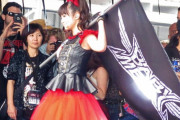 BABYMETAL / Distortion (DOWNLOAD FESTIVAL 2018)　“マカレナを踊ってる人がいるぞ？”　【海外の反応】