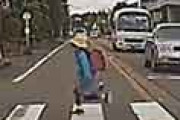 海外「さすが日本！」 横断歩道で停車してくれた車に対して学生が深々とお辞儀する姿に感動