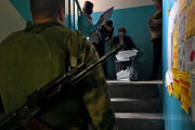 【怖すぎ】ウクライナの住民投票、機関銃を持つロシア兵が自宅に押しかけ強制的に投票させるサービスを開始...