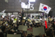 韓国人「投票箱は出さない！」愛国歌を歌い…車椅子や乳幼児連れまで20～30代が殺到！再選挙を求めるデモ隊が投票所を封鎖