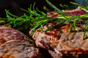 海外「日本のお肉たっぷりなお弁当をどうぞ」それくらいじゃ肉の量が足りないよ、隙間も埋めなきゃ！