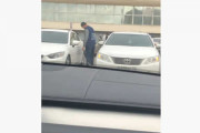 「あれ？車のドアが開かないぞ？？？」勘違いで隣の車のドアを開けようと奮闘する男性
