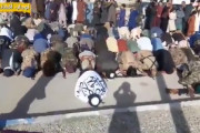 海外「最後の米兵が去った知らせを受けて泣きながら祈るタリバン達」
