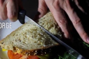 「サンドイッチをパンの小麦やチーズまで1から作ったら…これだけの費用と時間が掛かった」