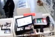 海外「インドのスマホ店で暴れる牛」