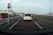 これはひどい　歩道を走る車