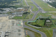外国人「成田空港の真ん中に立ち退かない人の畑があるらしい…」