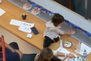海外の回転寿司で子供を自由にさせる親が大炎上　素手で触れてもスルー