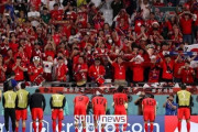 【W杯】韓国人「カタールメディアが『礼儀作法』と『お辞儀文化』に衝撃を受ける！」「全てのチームが学ばなければ！」東方礼儀之国韓国の行動がこちら‥　韓国の反応