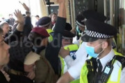 海外「世界で最もアホな人々。イギリスの反ワクチン派がBBCテレビ局に押し入ろうとする映像がこちら」