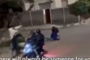 「美しすぎるキックだ…」女性を襲ったバイク強盗を走ってきた男性が跳び蹴りで阻止する