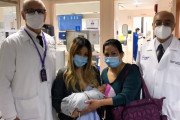 新型コロナウイルス感染症で昏睡状態のまま出産し41日後に目覚めた女性が、無事我が子と一緒に退院