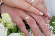「大学の友人がフェイクの結婚指輪をしていた理由は…」→その方がモテるから