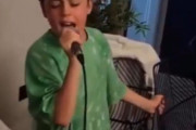 熱唱する少年「母さん、客へのサービスはこんなもんでいい？」終わったとたんにクールになる少年が人気者に