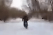 凍結した川でバイクを走らせ水没する人