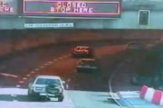 緊急時に水のスクリーンが出現、情報を投影するシドニーの警告システムが格好いい　海外の反応