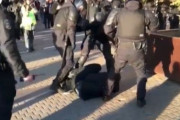 海外「動員に反対する抗議者達を暴行するロシア警察」