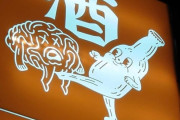 外国人「日本で面白すぎる看板のバーがあったので見てくれ」
