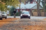 公道では要注意！愛車の撮影中に自転車に乗った男性が転倒し激しい口論に