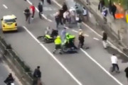 海外「スケートボードの日にバイクに乗った警察がスケートボーダーを轢きリンチされる」
