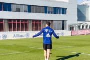 【海外の反応】レヴァンドフスキの神業をご覧ください「プロのキック精度は半端ない」