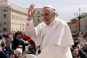 ローマ教皇の葬儀に参列したトランプ氏のスーツの色に批判の声