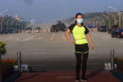 エアロビ動画を撮影していたインストラクター。背後にミャンマーの歴史的瞬間が映り込む