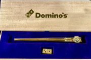 日本ドミノピザ「金の箸を作ったよ」→箸でピザを食べるのかと海外騒然