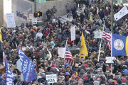 【修羅の国】アメリカの銃愛好家らが完全武装し大規模デモ！ 飛行機を撃ち落とせる銃を持ち込む猛者もｗｗｗｗｗ