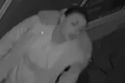 怒った女が店の窓に頭突き、男はさりげなく立ち去る