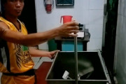 ソーセージ工場勤務の新人職員、業務用の食肉加工機に上半身巻き込まれ死亡・・