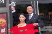 【衝撃】お金のない中国人カップルが結婚式場に選んだ場所 → まさかのマックウェディングだった