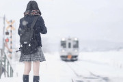 韓国人「韓国人もマジでビビった『-15度でもミニスカート』を履いている日本の女子高生の姿をご覧ください」→「氷点下なのにスカートは残酷だね」　韓国の反応