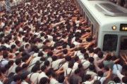 外国人「AIが作った東京の通勤風景が悪夢すぎるｗｗｗｗ」