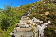 ノルウェー政府が山道の階段建設のために…エベレスト登山の案内人であるシェルパを雇用する理由